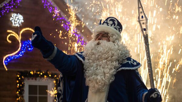 Дед Мороз на праздновании своего дня рождения в московской усадьбе в парке Кузьминки.