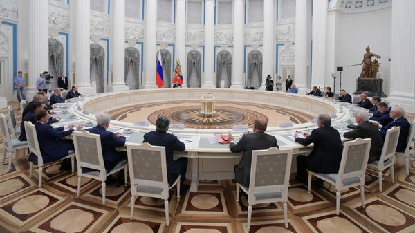Президент России Владимир Путин во время встречи c руководителями и лидерами фракций Государственной Думы РФ