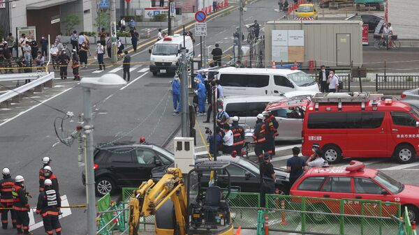 Работники экстренных служб на месте покушения на экс-премьера Японии Синдзо Абэ