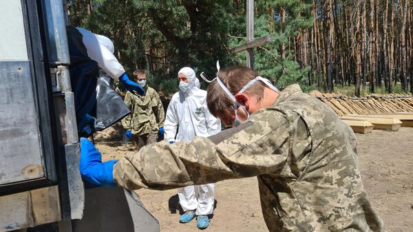 Украинские военнослужащие помогают хоронить своих сослуживцев в Старобельске. Архивное фото