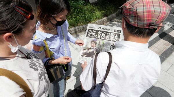 Экстренные выпуски газеты Yomiuri Shimbun с сообщением о покушении на бывшего премьер-министра Японии Синдзо Абэ