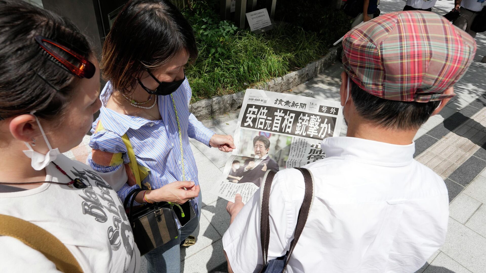 Экстренные выпуски газеты Yomiuri Shimbun с сообщением о покушении на бывшего премьер-министра Японии Синдзо Абэ - РИА Новости, 1920, 09.07.2022