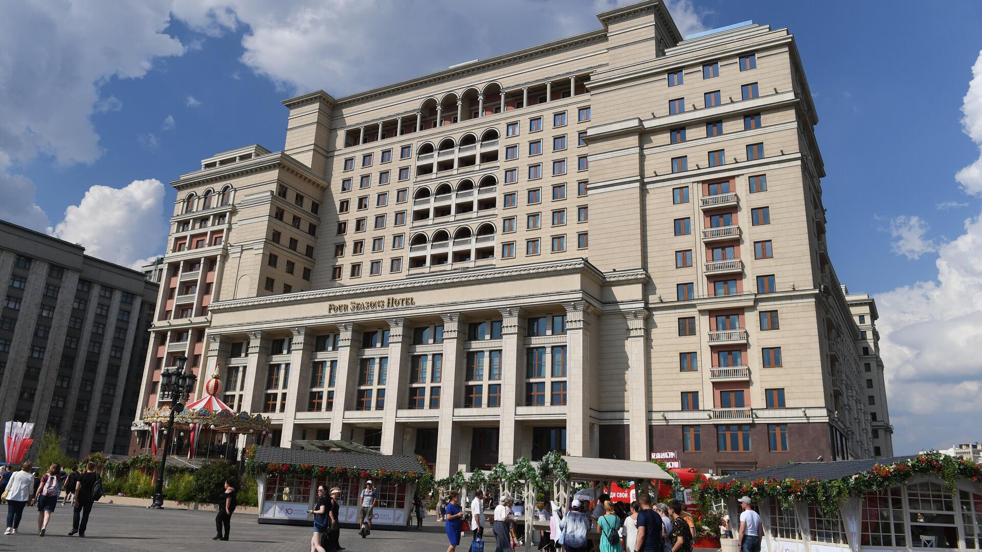 Гостиница Legend of Moscow (Four Seasons) на улице Охотный ряд в Москве Гостиница Legend of Moscow (Four Seasons) на улице Охотный ряд в Москве - РИА Новости, 1920, 14.04.2025