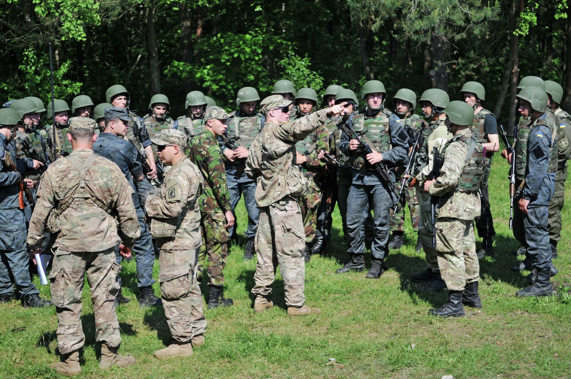 Украинские и американские военные во время совместных учений Fearless Guardian - 2015 на Яворивском полигоне. - РИА Новости, 1920, 11.07.2022