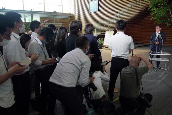 Премьер-министр Японии Фумио Кисида выступает перед СМИ в Токио.  Покушение на бывшего премьер-министра Японии Синдзо Абэ было совершено во время предвыборной речи в пятницу