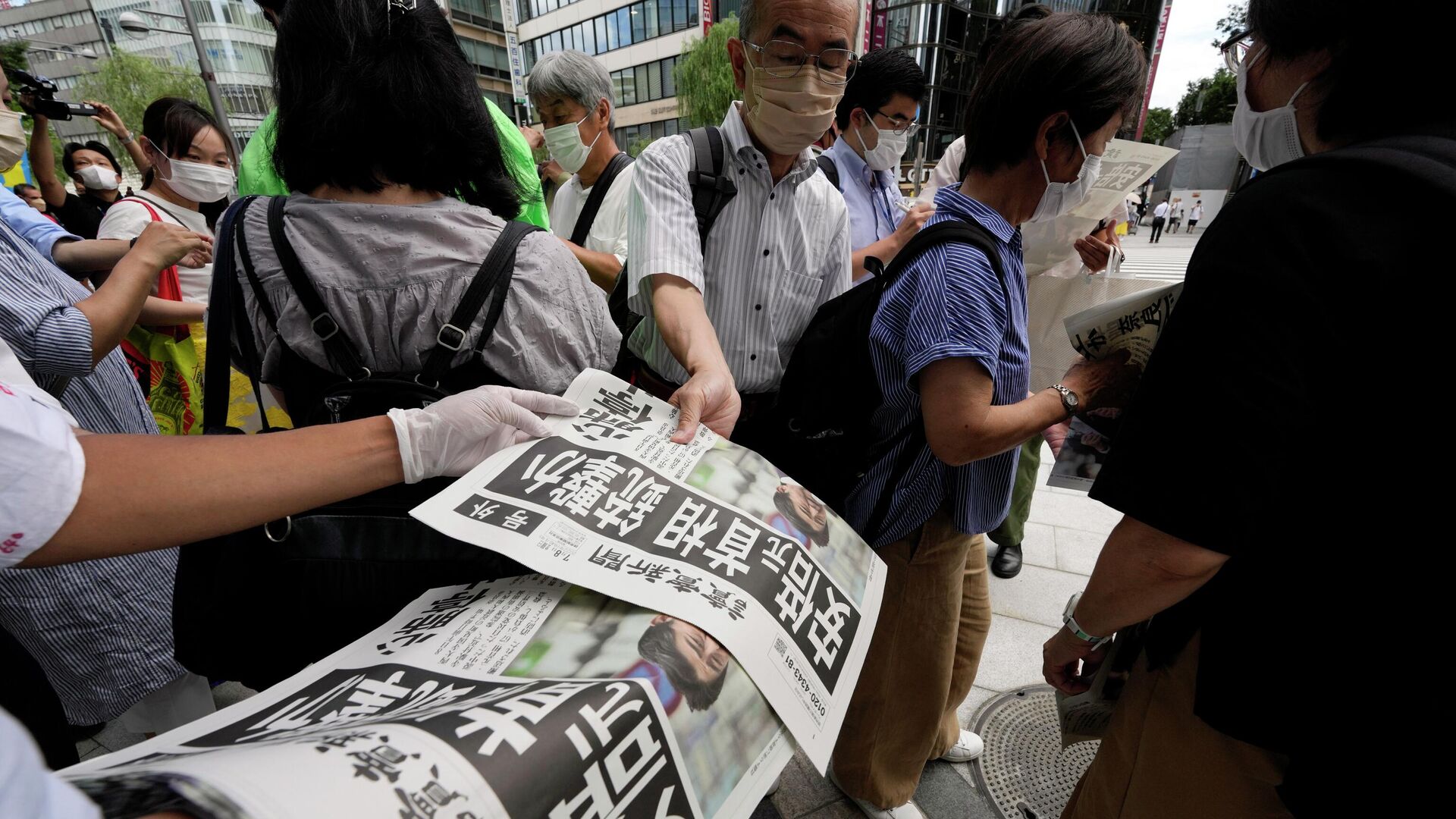 Сотрудник распространяет дополнительные выпуски газеты Yomiuri Shimbun с сообщением о покушении на бывшего премьер-министра Японии Синдзо Абэ.  - РИА Новости, 1920, 29.07.2022
