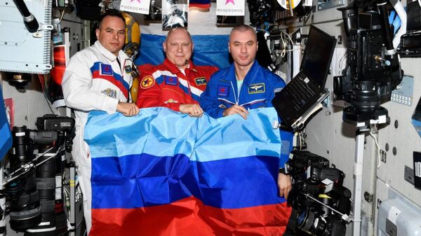 Российские космонавты с флагом ЛНР на МКС 