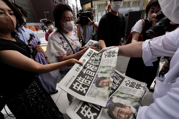 Выпуски газеты Yomiuri Shimbun с сообщением о нападении на бывшего премьер-министр Японии Синдзо Абэ 