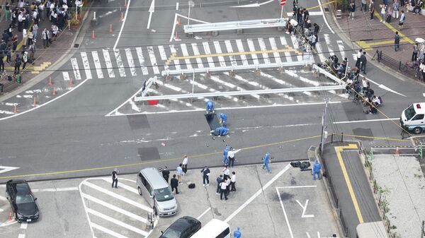 Полиция работает на месте происшествия на станции Кинтэцу Ямато-Сайдайдзи в Наре