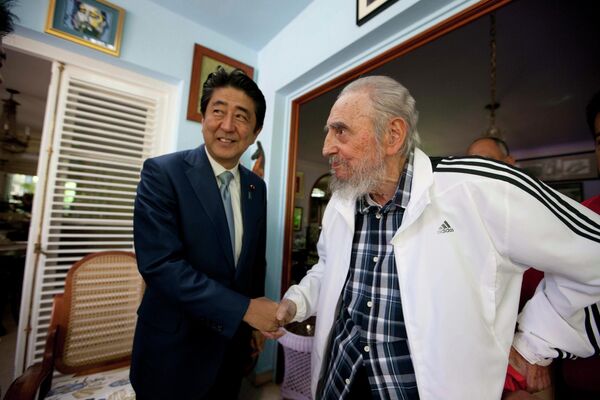 Премьер-министр Японии Синдзо Абэ и бывший лидер Кубы Фидель Кастро во время встречи в Гаване. 22 сентября 2016 года
