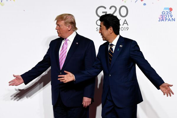 Президент Дональд Трамп с премьер-министром Японии Синдзо Абэ на саммит G20 в Осаке, Япония. 28 июня 2019 года