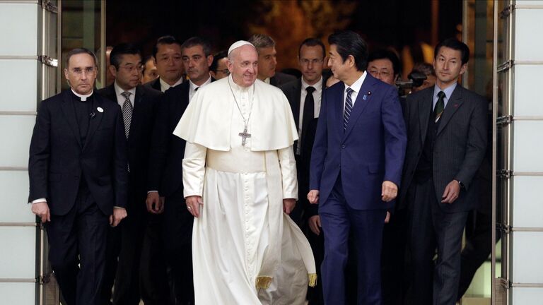 Папа Римский Франциск с премьер-министром Японии Синдзо Абэ в Токио, Япония. 25 ноября 2019 года