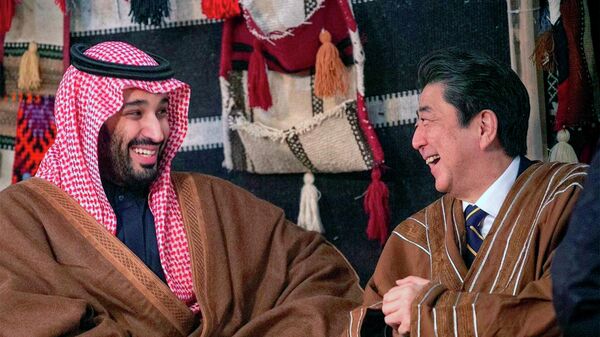 Премьер-министр Японии Синдзо Абэ одетый в традиционную саудовскую мантию и наследный принц Саудовской Аравии Мухаммед ибн Салман Аль Сауд в северо-западном пустынном районе Аль-Ула