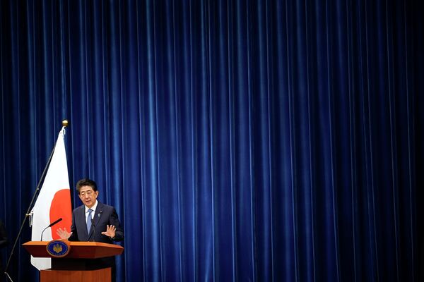 Премьер-министр Японии Синдзо Абэ выступает во время пресс-конференции в официальной резиденции в Токио
