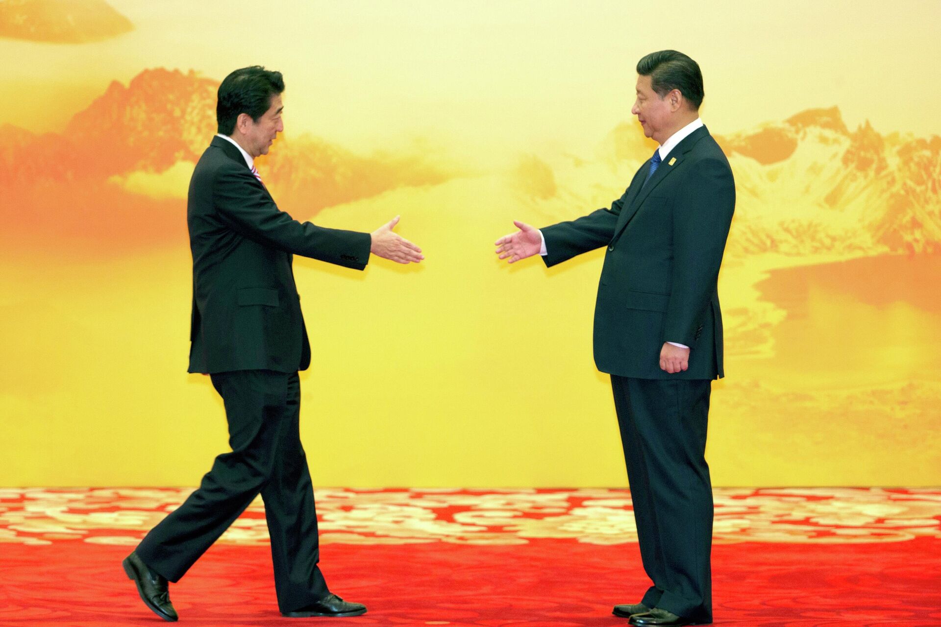 Премьер-министр Японии Синдзо Абэ и председатель КНР Си Цзиньпин во время церемонии приветствия встречи экономических лидеров Азиатско-Тихоокеанского экономического сотрудничества (АТЭС) в Пекине. 11 ноября 2014 года - РИА Новости, 1920, 08.07.2022