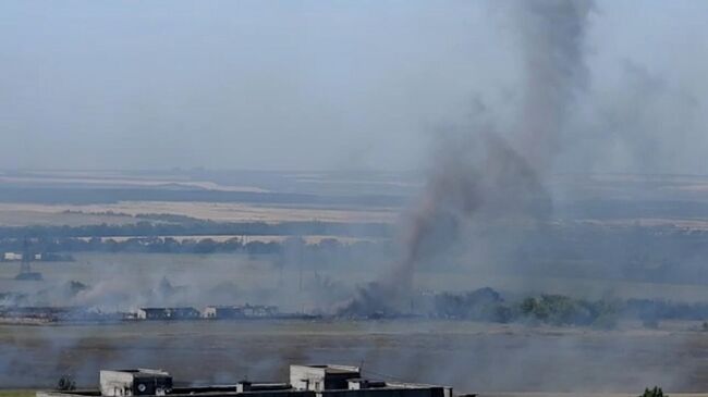 Склад боеприпасов горит в Шахтерске в ДНР после ночного обстрела. Кадры инцидента