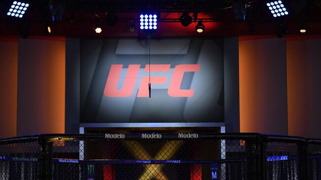 Октагон на арене UFC APEX в Лас-Вегасе (США)