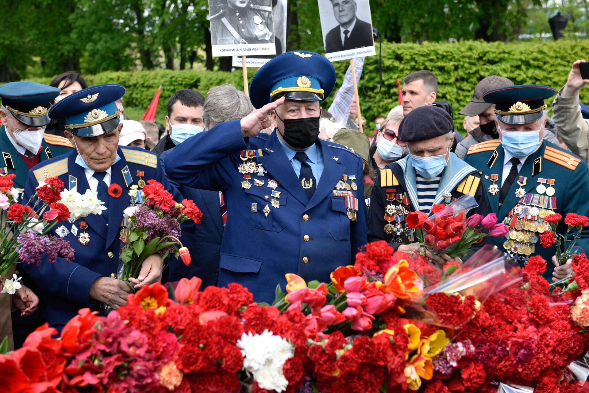 Возложение цветов к Вечному огню на могиле Неизвестного солдата в Киеве в честь 76-й годовщины Победы в Великой Отечественной войне. - РИА Новости, 1920, 08.07.2022