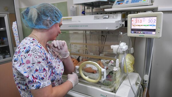 Медсестра в отделении реанимации в Московской областной НИИ акушерства и гинекологии в Москве