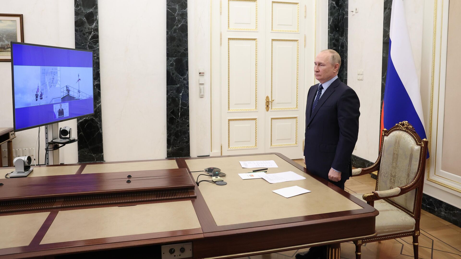 Президент РФ Владимир Путин принимает участие в церемонии поднятия российского флага на новых рыбопромысловых судах - РИА Новости, 1920, 08.07.2022