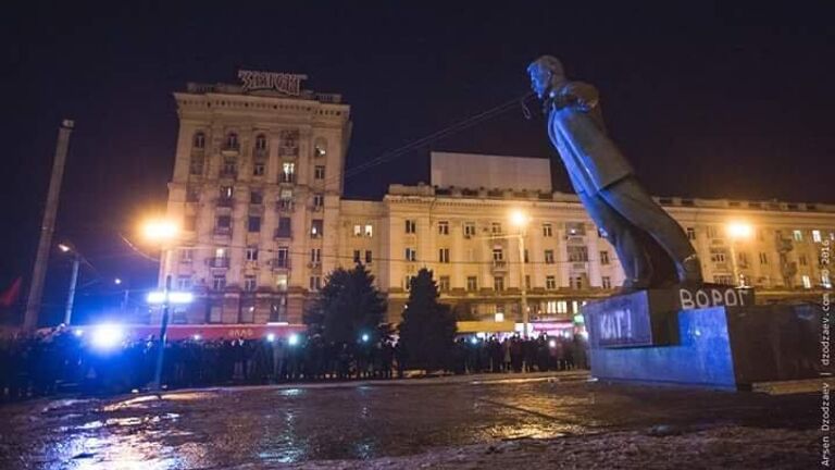 Снос памятника Григорию Петровскому в Днепропетровске.