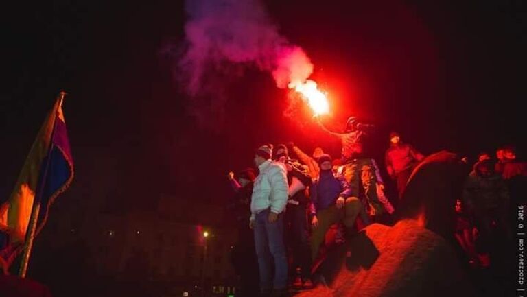 Радикалы праздную разрушение памятника Григорию Петровскому в Днепропетровске.