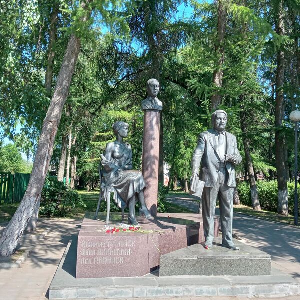 Памятник поэтам - Анна Ахматова, Николай и Лев Гумилевы