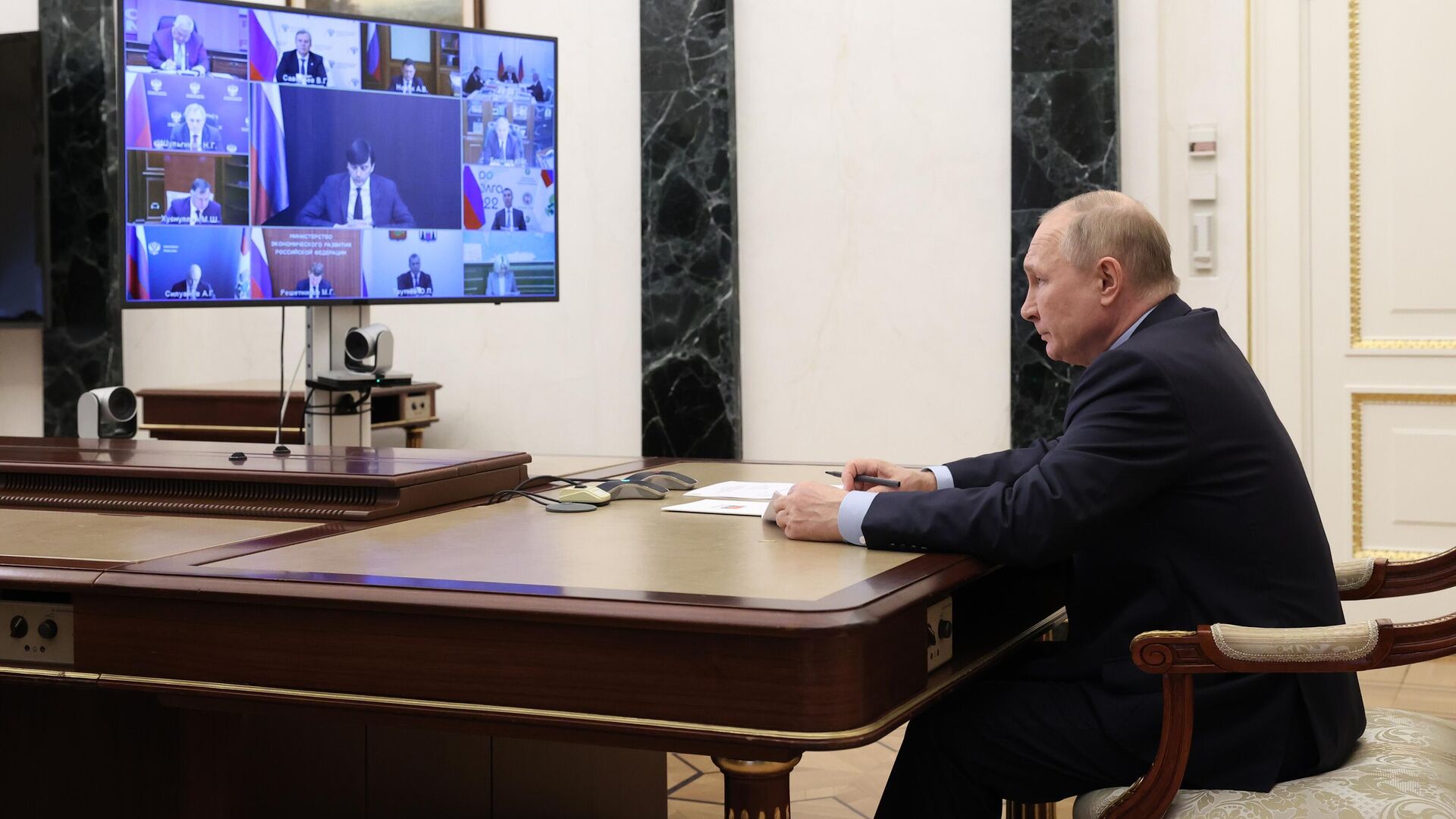 Президент РФ Владимир Путин проводит в режиме видеоконференции совещание с членами правительства РФ - РИА Новости, 1920, 08.07.2022