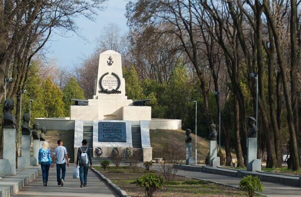  Аллея адмиралов — часть мемориального комплекса  в Севастопольском парке Днепра. - РИА Новости, 1920, 08.07.2022