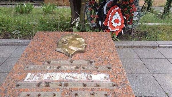 Вандалы оторвали все буквы и цифры на памятнике советскому разведчику Николаю Кузнецову во Львове.