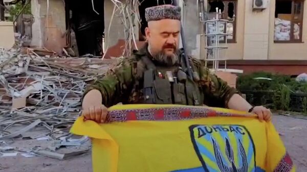Командир казачьего полка Народной милиции ЛНР показал трофейные знамена украинских частей