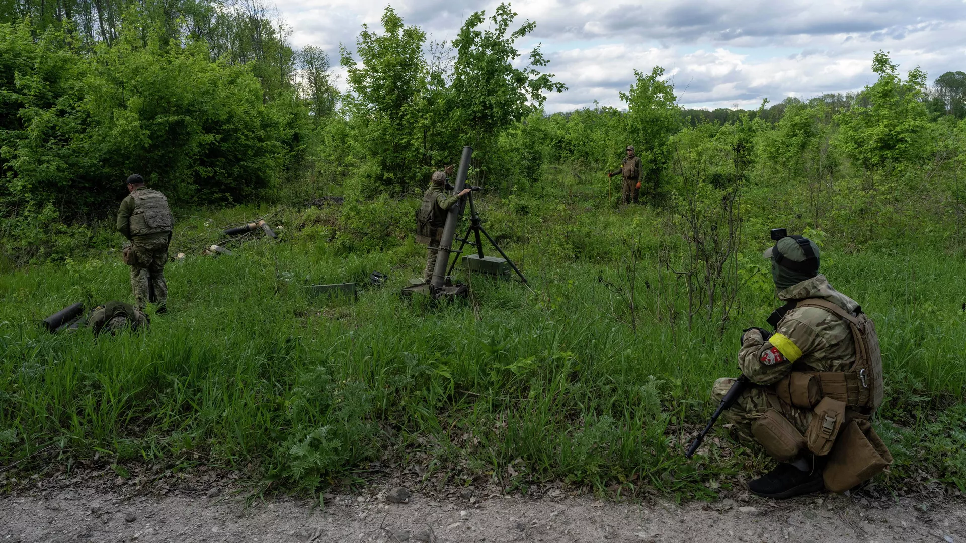 Украинские военнослужащие совместно с иностранными наемниками ведут огонь из минометов  в Харьковской области - РИА Новости, 1920, 09.07.2022