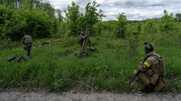 Украинские военнослужащие совместно с иностранными наемниками ведут огонь из минометов