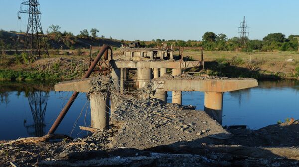 Разрушенный мост в окрестностях Лисичанска