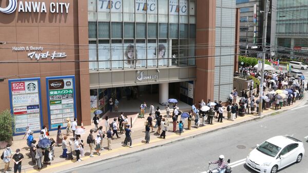 Люди выстроились в очередь к месту нападения на бывшего премьер-министра Японии Синдзо Абэ в городе Нара, чтобы почтить его память