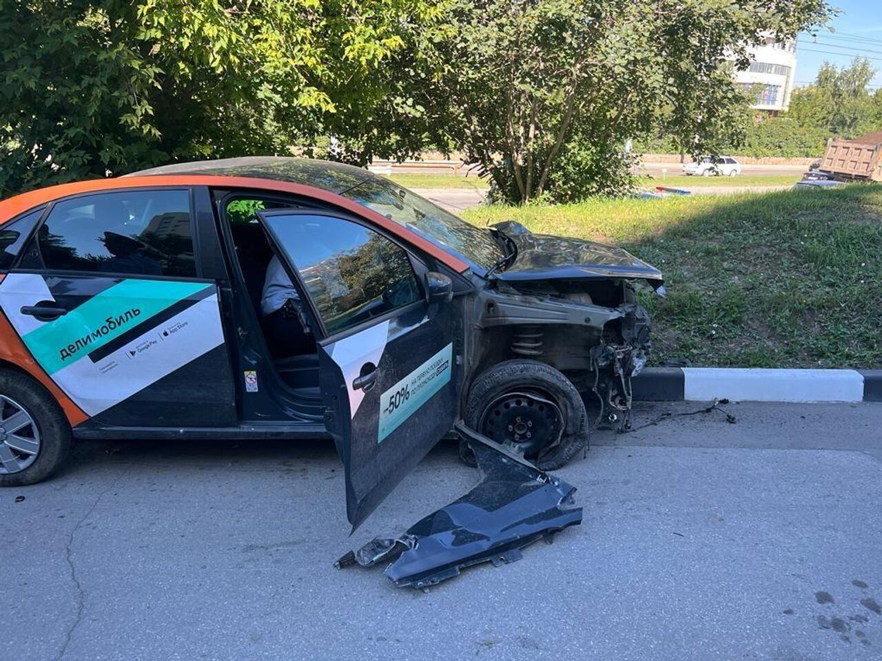 В Новосибирске автомобиль каршеринга врезался в остановку, погибла женщина  - РИА Новости, 09.07.2022