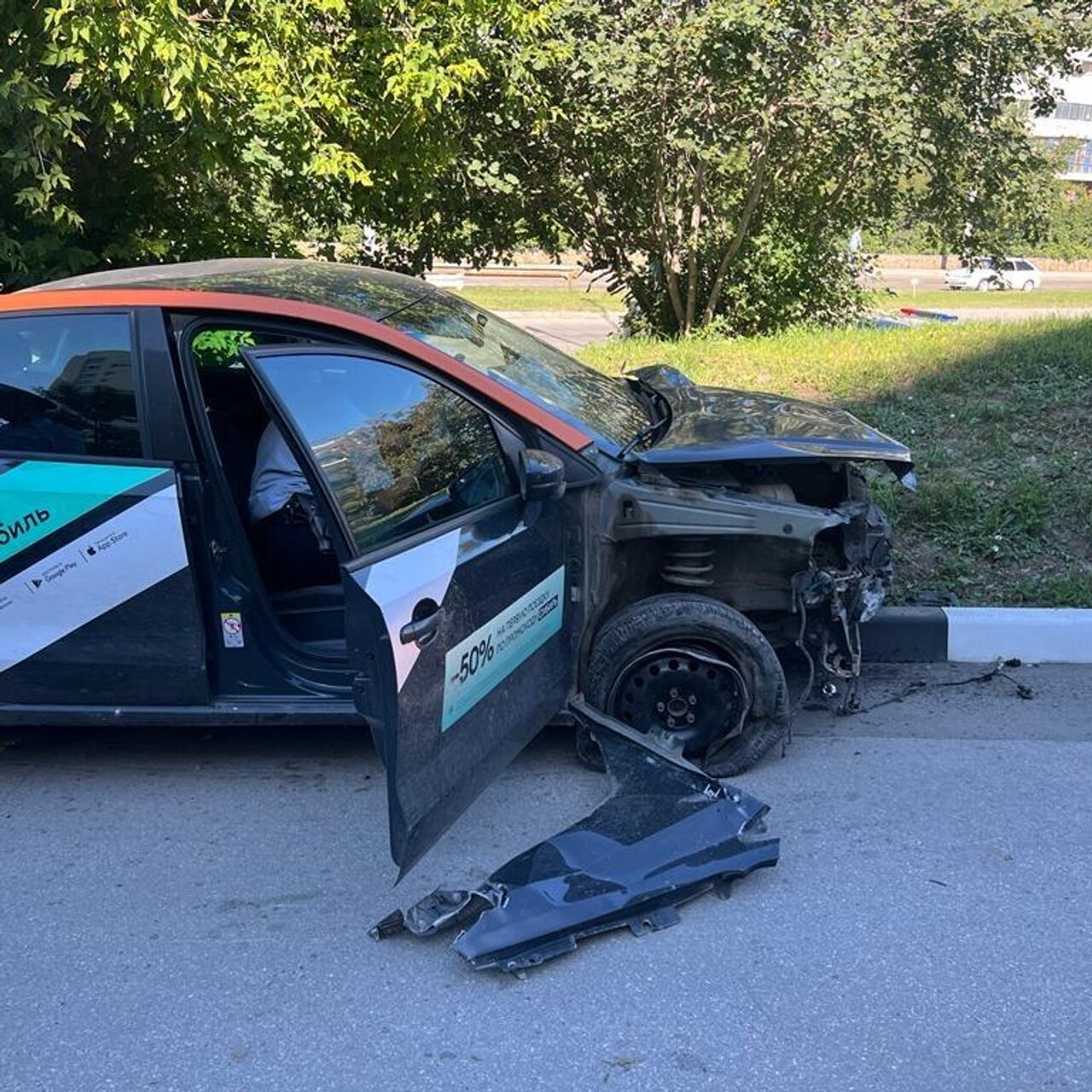 В Новосибирске автомобиль каршеринга врезался в остановку, погибла женщина  - РИА Новости, 09.07.2022