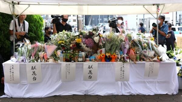 Люди несут цветы к месту нападения на Синдзо Абэ в городе Нара