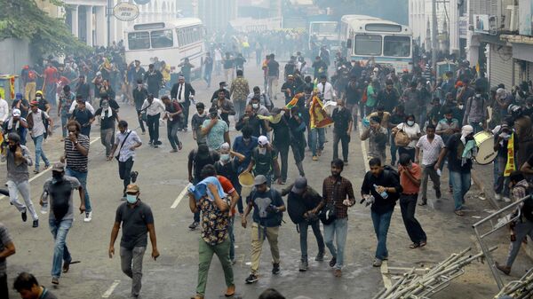 Полиция применила слезоточивый газ для разгона протеста в Коломбо, Шри-Ланка