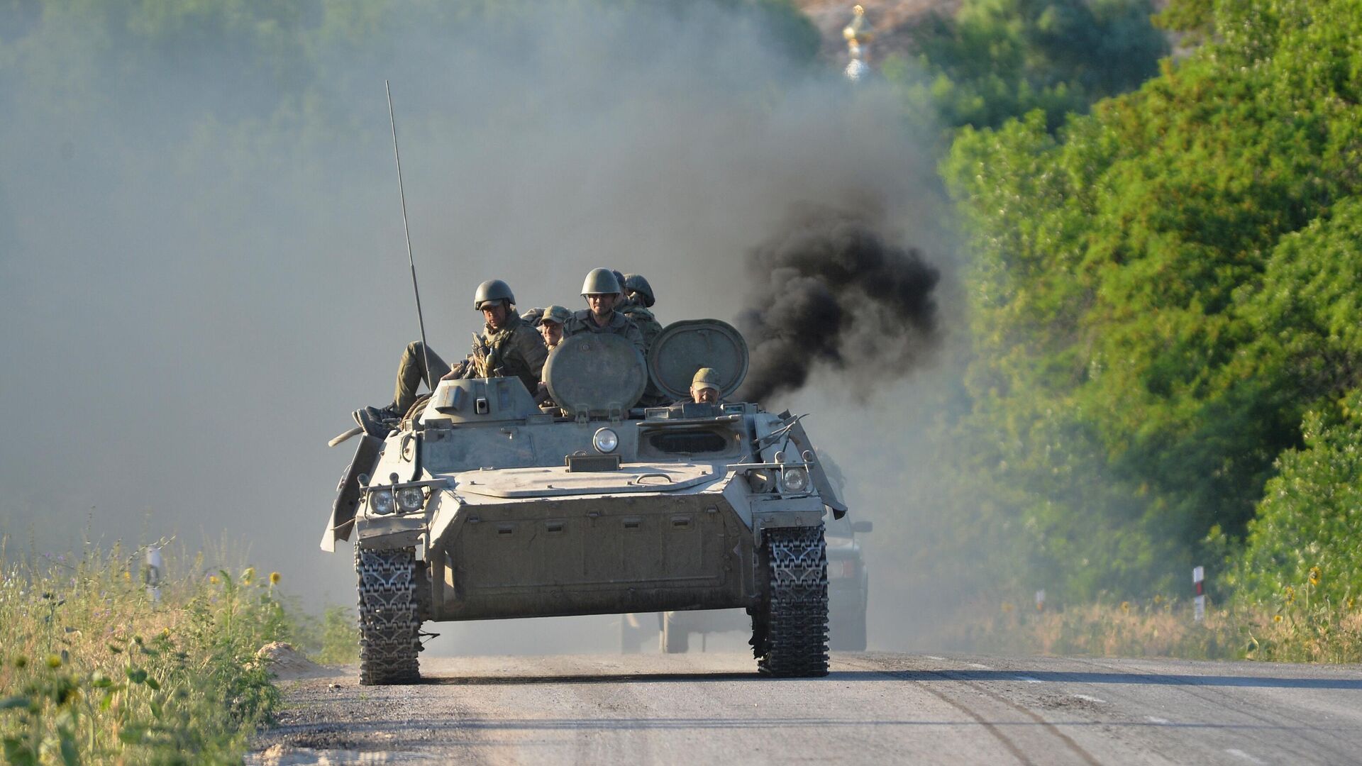 Бойцы Народной милиции ЛНР выдвигаются из Лисичанска на боевые позиции - РИА Новости, 1920, 15.07.2022