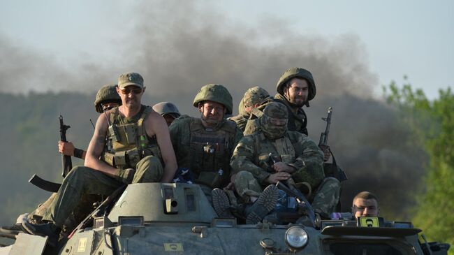 Бойцы Народной милиции ЛНР выдвигаются из Лисичанска на боевые позиции