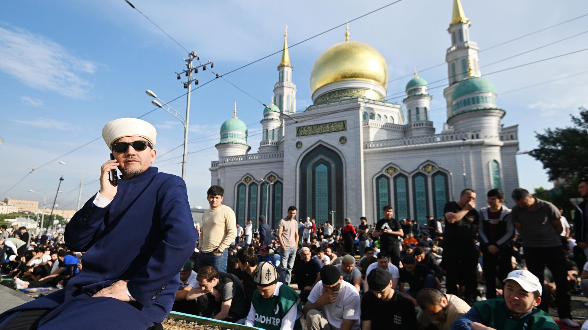 Имам Московской соборной мечети Марат-хазрат Аршабаев перед намазом у Московской соборной мечети по случаю праздника Курбан-байрам - РИА Новости, 1920, 27.06.2023