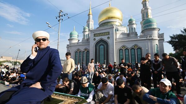 Имам Московской соборной мечети Марат-хазрат Аршабаев перед намазом у Московской соборной мечети по случаю праздника Курбан-байрам