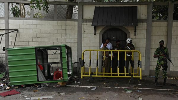 Сотрудники службы безопасности возле резиденции премьер-министра Шри-Ланки