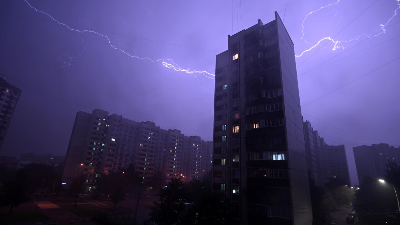 Москву накрыл сильный ливень с грозой - РИА Новости, 10.07.2022