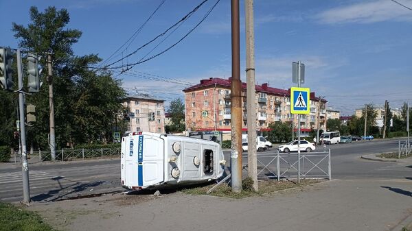 Последствия ДТП на пересечении улиц Магистральной и Нефтезаводской в Омске