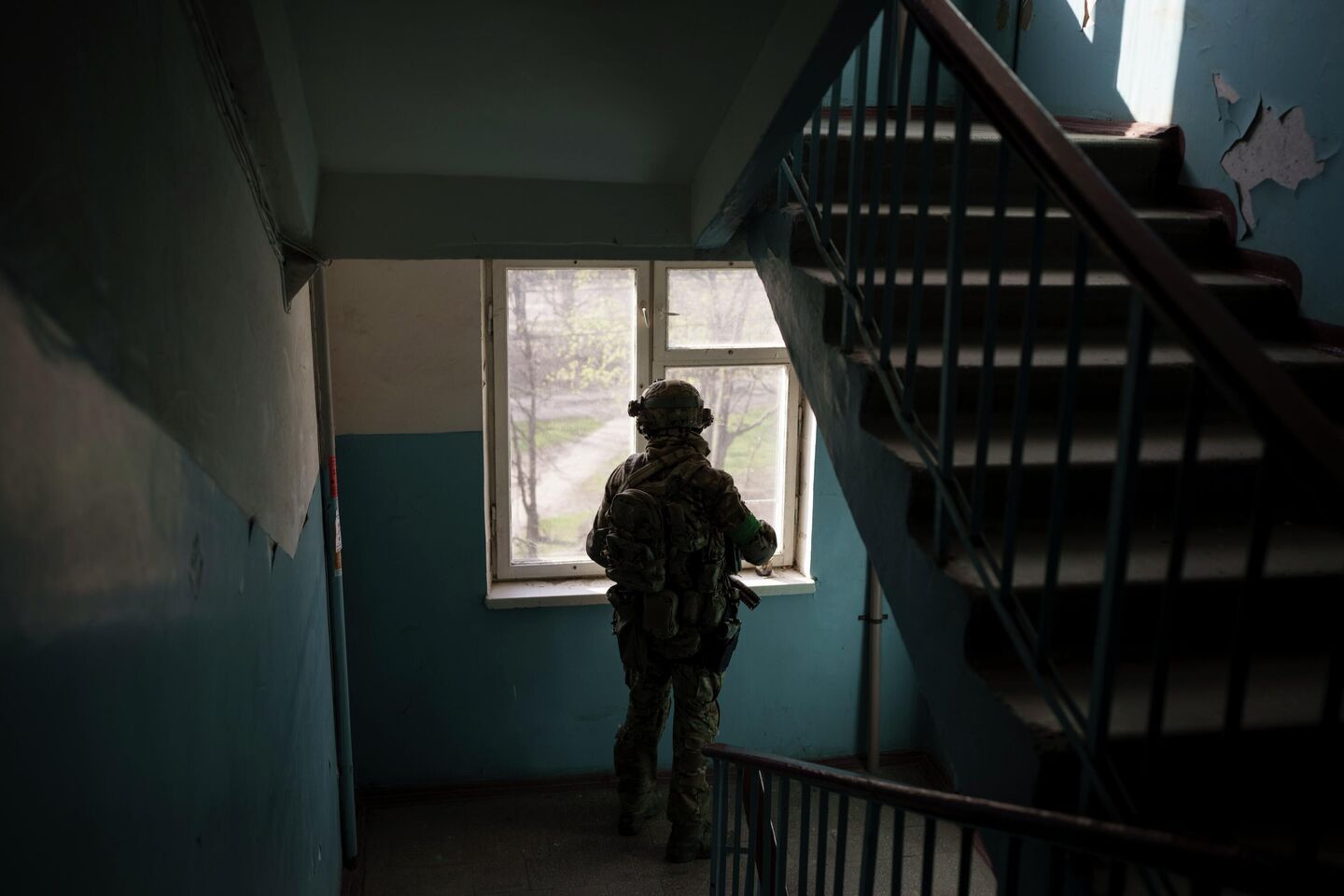 Сотрудник Службы безопасности Украины в подъезде жилого дома Сотрудник Службы безопасности Украины в подъезде жилого дома