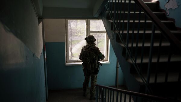 Сотрудник Службы безопасности Украины в подъезде жилого дома