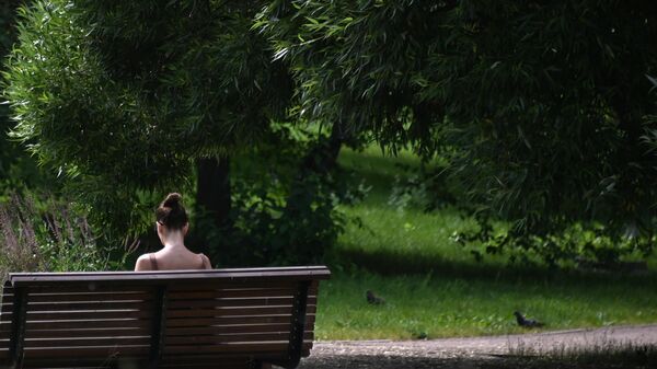 Девушка отдыхает в парке