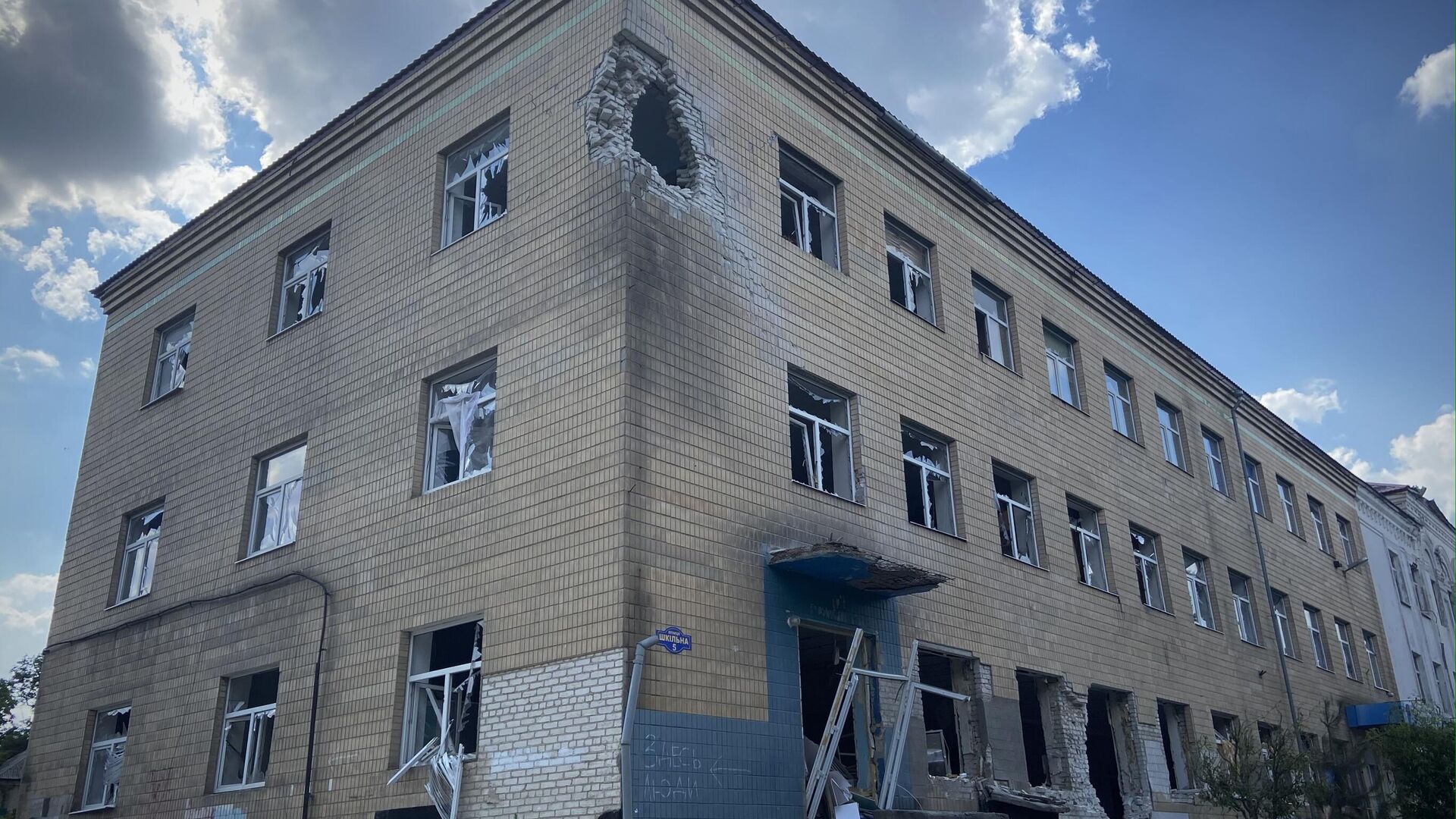 Здание, пострадавшее от обстрелов - РИА Новости, 1920, 05.07.2023